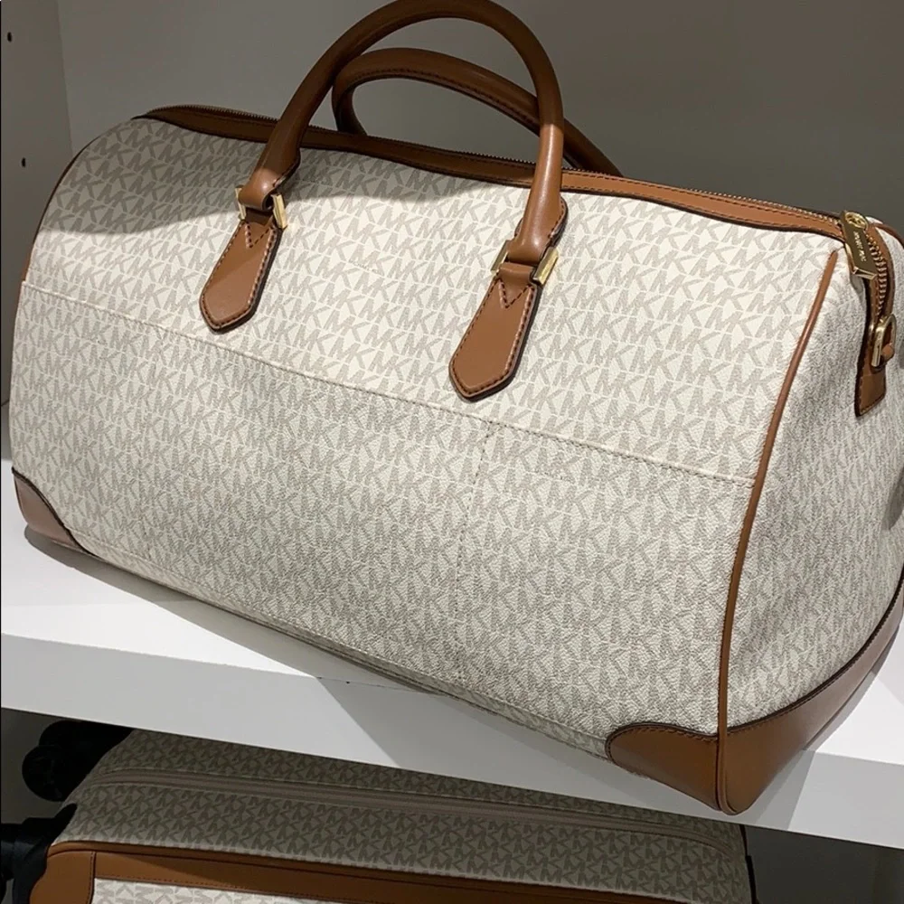 Michael Kors Travel Duffle Vanilla - Picture 3 of 7